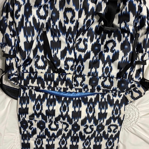 LULULEMON URBAN YOGINI IKAT MESSENGER BAG - Picture 5 of 7